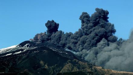 Rauch steigt aus dem Vulkan Ätna auf Sizilien auf.