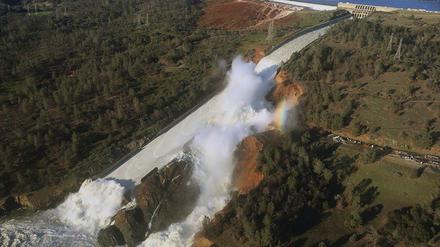 Der beschädigte Überlauf des Oroville-Staudamms am erodierten Hang in Oroville, Kalifornien. 