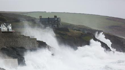 Hohe Wellen schlagen an die Küste. Das Sturmtief "Ciara" hat durch starken Wind und Regen erhebliche Schäden im Land verursacht. 
