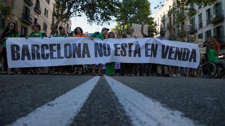 Demonstranten tragen ein Transparent mit der Aufschrift "Barcelona ist nicht zu verkaufen".
