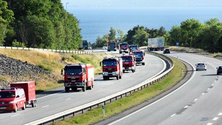 Ein polnischer Feuerwehrkonvoi fährt in Schweden zu einem Großfeuer.