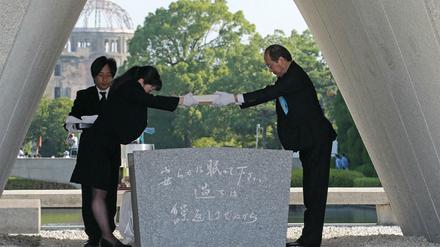 Hiroshimas Bürgermeister Kazumi Matsui (r.) bei der Gedenkzeremonie 