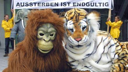 Greenpeace-Mitarbeiter demonstrieren 2001 in Berlin als Affe und Tiger verkleidet. 