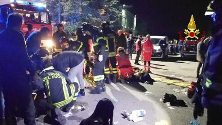 Rettungskräfte kümmern sich nach einer Massenpanik in einer Diskothek um Verletzte.