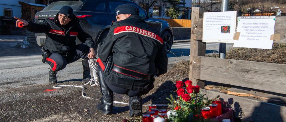 Die Carabinieri rekonstruieren im südtirolischen Luttach am Unfallort den Tathergang. Ein Autofahrer hat sechs Menschen bei einem Unfall getötet. 