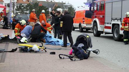Rettungskräfte am Dienstag in St. Peter-Ording: Fünf Menschen wurden bei dem Unfall zum Teil schwer verletzt.