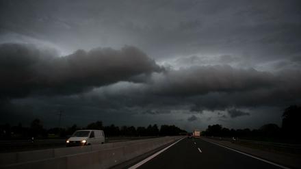 Bedrohliche Wolken sind über der Autobahn A 92 Richtung München zu sehen.