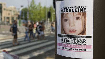 Please help find our Madeleine - Plakat an einer Litfaßsäule in Amsterdam.
