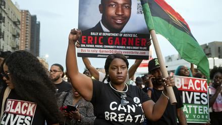 Aktivisten von "Black Lives Matter" protestieren am Dienstag in Harlem gegen die Entscheidung des US-Justizministeriums. 