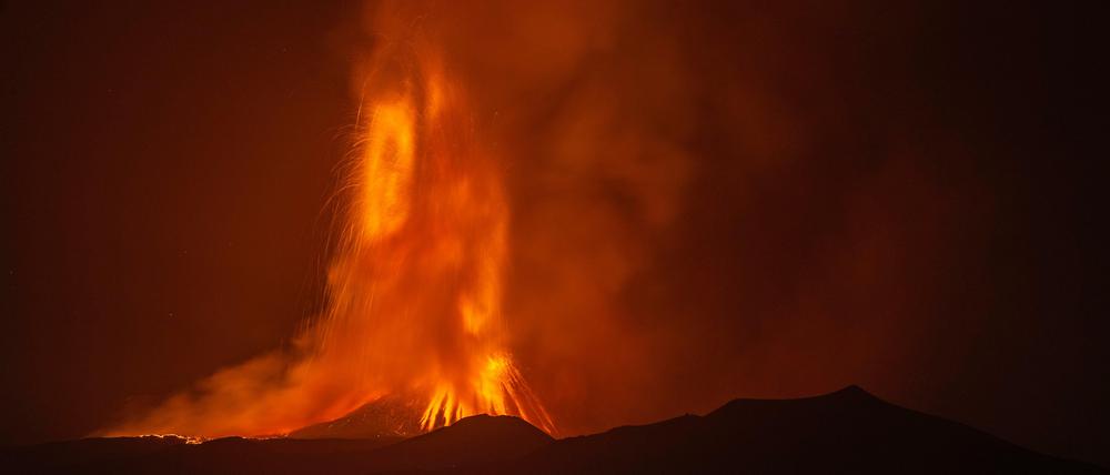Lava bricht aus einem Krater des Vulkans Ätna, des größten aktiven Vulkans in Europa.