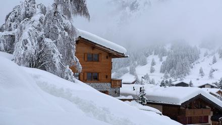 Große Mengen Schnee liegen am Dienstag in Zermatt. Tausende sind von der Außenwelt abgeschnitten.
