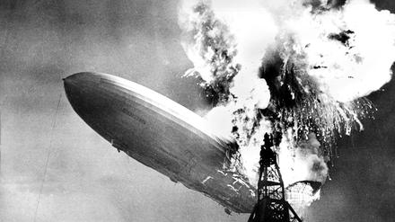 Das deutsche Luftschiff Hindenburg explodiert am 6. Mai 1937 in Lakehurst (USA) beim Lademanöver. Im hinteren Teil war ein Feuer ausgebrochen. 