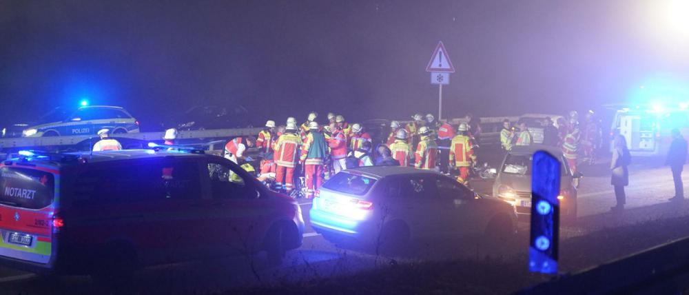 Rettungskräfte sind auf der Bundesstraße B27 nach dem Zusammenstoß mehrerer Fahrzeuge im Einsatz.