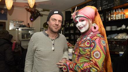 Jirka Witschak (l.) war der erste Wirt im „La Leander“. 2009 gab er die Bar ab, doch die Geburtstagsparty ließ er sich nicht entgehen. 