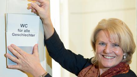 Eine für alle. Staatssekretärin Barbara Loth (SPD) bringt in der Senatsverwaltung für Arbeit das Schild für die neue Unisex-Toilette an. 