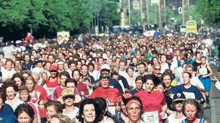 Gemeinsam läuft’s besser. Mit rund 14 000 Teilnehmerinnen ist der Berliner Frauenlauf der größte in Deutschland. Ein Euro pro Startgeld geht an die Krebsgesellschaft. Foto: ddp