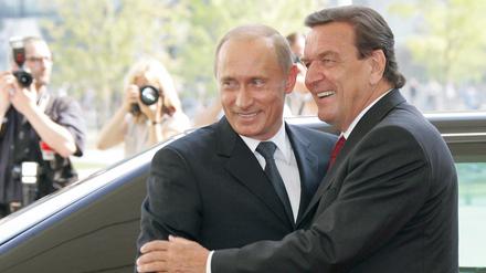 Gute Freunde: Russlands Präsident Wladimir Putin mit Kanzler Gerhard Schröder kurz vor der Bundestagswahl 2005 in Berlin. 