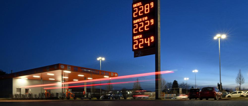 Das Dieselembargo könnten Autofahrer an den Tankstellen zu spüren bekommen. Erwartet wird, dass die Preise kurzfristig steigen.
