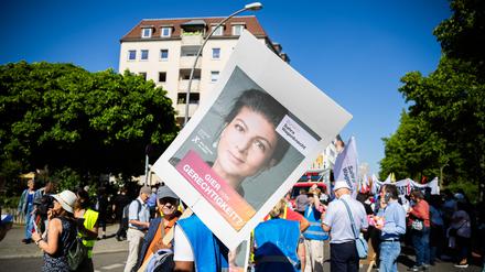 Ein Plakat des BSW (Bündnis Sahra Wagenknecht - Vernunft und Gerechtigkeit) ist bei einer Demonstration des DGB (Deutscher Gewerkschaftsbund) zum 1. Mai unter dem Motto «Mehr Lohn, mehr Freizeit, mehr Sicherheit» zu sehen.
