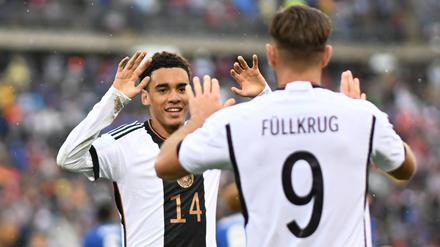 Niclas Füllkrug Germany und Jamal Musiala freuen sich über ein Tor für Deutschland gegen die USA.