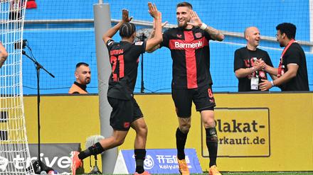 Amine Adli (li.) und Robert Andrich feiern das 2:0 gegen Augsburg. 