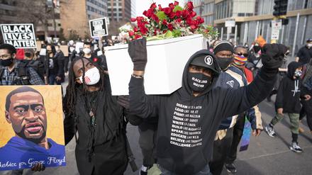 Demonstranten nehmen an einem Protestmarsch in Gedenken an George Floyd teil. Fast ein Jahr nach der Tötung des unbewaffneten Afroamerikaners George Floyd bei einem Polizeieinsatz in den USA beginnt der Prozess gegen den weißen Hauptangeklagten Derek Chauvin. +++ dpa-Bildfunk +++