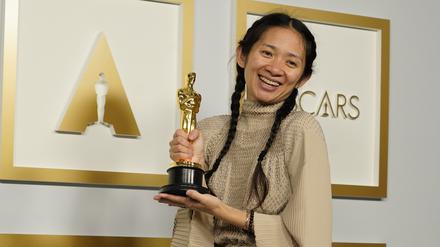 Chloé Zhao gewann als zweite Frau in der Oscars-Geschichte  die Trophäe für den besten Film, mit „Nomadland“.