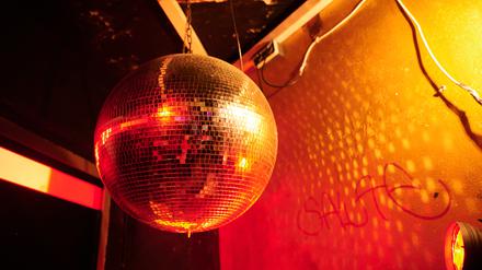 Während eines Rundgangs durch die Berliner Clubkultur leuchtet eine Diskokugel im Club Golden Gate. 