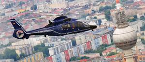 Ein Hubschrauber vom Typ EC155 der Bundespolizei fliegt am Berliner Fernsehturm vorbei. 