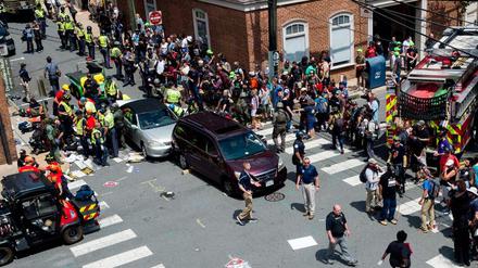 Menschen erhalten Erste Hilfe, nachdem am 12. August 2017 in Charlottesville ein Fahrzeug bei einer Kundgebung in Virginia in eine Menschenmenge gefahren wurde.