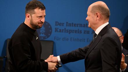 Wolodymyr Selenskyj schüttelt Bundeskanzler Olaf Scholz  nach dessen Laudatio bei der Verleihung des Karlspreises in Aachen die Hand. 