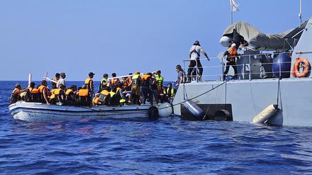 Dieses vom Joint Rescue Coordination Center Zypern zur Verfügung gestellte Bild zeigt ein zypriotisches Rettungsteam, das in der Nähe des östlichen Küstenortes Protaras Migranten aus einem Boot im Meer hilft. 