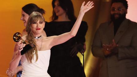 Taylor Swift mit ihrem „Album of the Year“-Grammy.