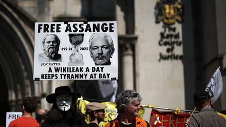 Am Tag der Auslieferungsanhörung des WikiLeaks-Gründers Julian Assange in London versammelten sich zahlreiche Unterstützer vor dem High Court.