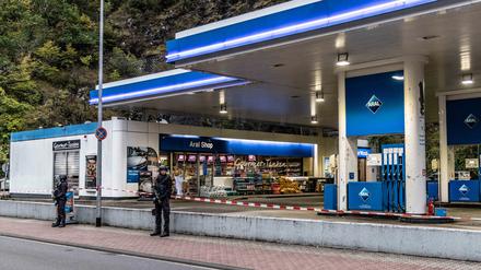 Polizisten sichern am Sonntagmorgen noch die Tankstelle in Idar-Oberstein, Rheinland-Pfalz. 