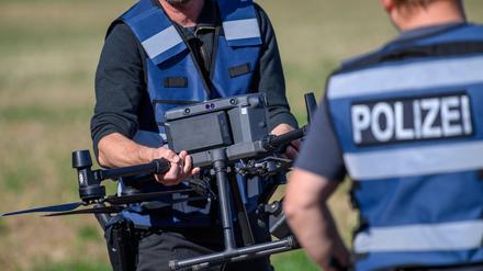 Polizisten des Zentralen Verkehrs- und Autobahndienstes der Polizeiinspektion Magdeburg bereiten auf einem Feld Nahe der Autobahn A2 eine Drohne auf den Start vor. 