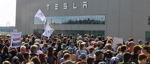 Hunderte Menschen demonstrieren vor dem Tesla-Werk in Grünheide.