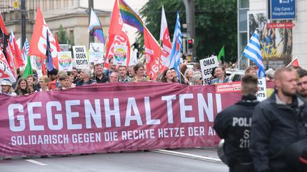 Teilnehmer:innen der Demonstration gehen eine Straße entlang. Über 2000 Akteur:innen verschiedener Initiativen protestieren am Samstag in Magdeburg gegen den Bundesparteitag der AfD. 