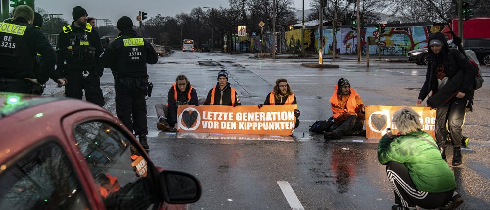 Aktivisten der Umweltschutz-Gruppe „Letzte Generation“ blockieren die Ausfahrt der Stadtautobahn an der Beusselstraße. 