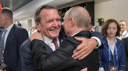 2018: Gerhard Schröder umarmt Wladimir Putin.
