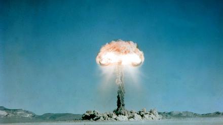 Archivbild. Ein Atompilz steigt nach der Explosion einer Atombombe über dem Testgelände in der Wüste von Nevada auf. (Undatiert).