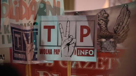 Von den PiS-Anhängern auf einer Demonstration gegen die Tusk-Regierung gefeiert: der Fernsehsender TVP Info.