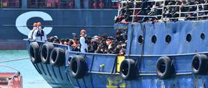 Die italienische Küstenwache hat rund 600 Geflüchtete von einem Fischerboot gerettet. Seit Jahresbeginn hat das Land bereits über 31.000 Flüchtlinge aufgenommen.