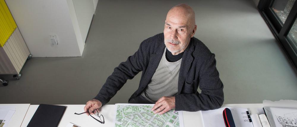 Architekt Peter Kulka mit Visualisierungen und Plänen für die neue Lingnerstadt in Dresden.