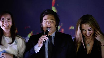 Javier Milei, hier mit seiner Co-Kandidatin Victoria Villarruel (l.) und seiner Partnerin Fatima Florez (r.) nach der Wahl in Argentinien.