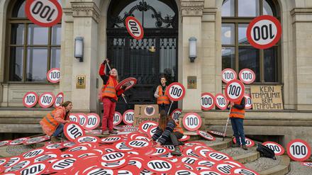 Aktivisten des Bündnisses der „Letzten Generation“ bringen Tempo-100-Schilder am Verkehrsministerium an. 