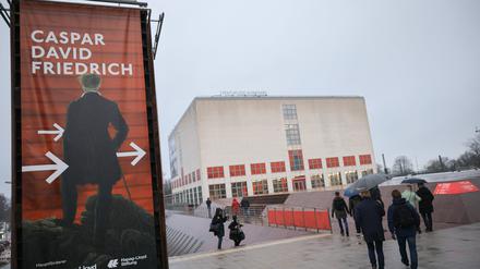 Hamburg: Besucher sind auf dem Weg zur großen Jubiläumsausstellung in der Kunsthalle mit Werken von Caspar David Friedrich. 