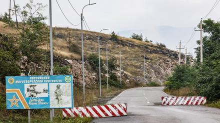 Ein Checkpoint der russischen Friedenstruppen am Eingang des Latschin-Korridors in Aserbaischan. 