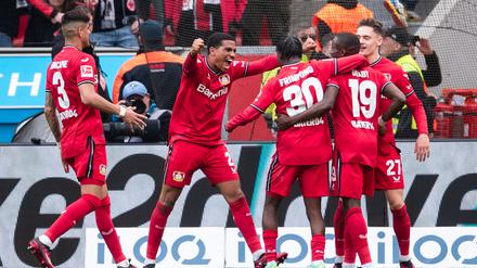 Leverkusens Panagiotis Retsos (l-r), Ayman Azhil, Jeremie Frimpong, Torschütze Moussa Diaby und Florian Wirtz jubeln nach dem Treffer zum 2:0.