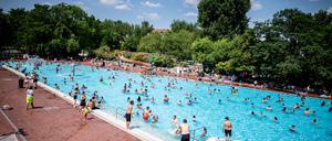 Viele Menschen verbringen den sommerlich warmen Tag im Sommerbad Kreuzberg-Prinzenbad.